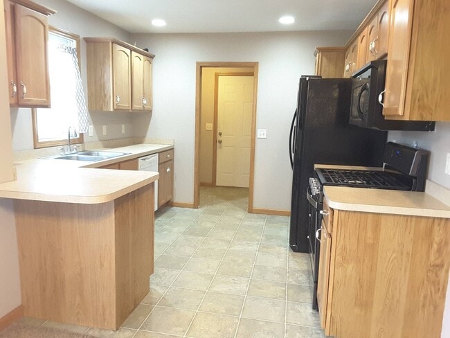 Building Photo - 3 Bedroom Single Family Home!