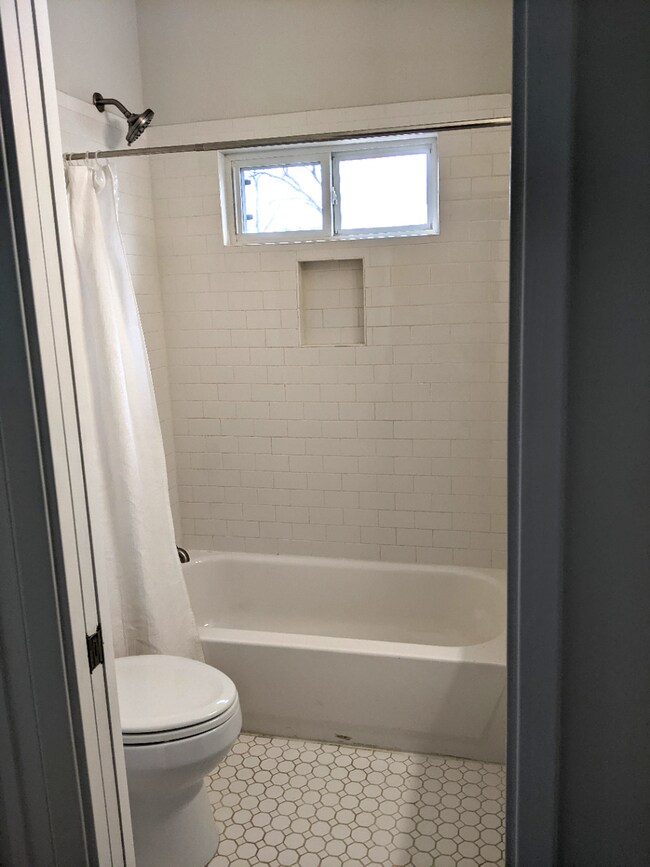 Baño arriba - 1902 Haskell St