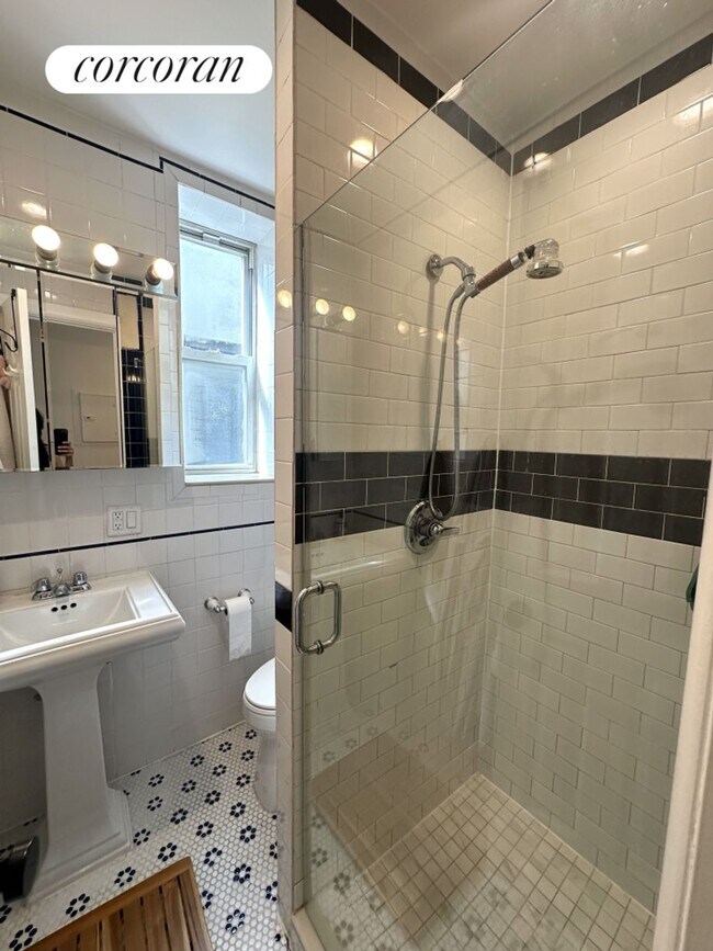 Foto del edificio - 324 W 47th St