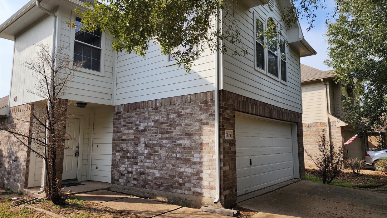 Foto principal - 6819 Highwind Bend Ln