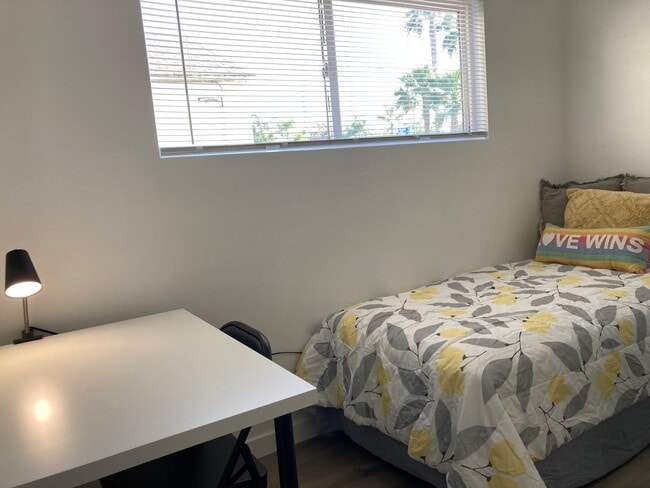 1st bedroom set as a double - 4411 Kendall St