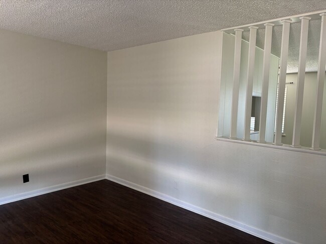 Building Photo - 4/1.5/1 Brick Home in Quiet South Sherman ...
