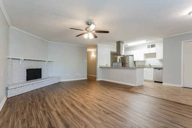 Foto del edificio - Newly Renovated Single Family Home | 3 BR/2BA | 1-Car Covered Parking | Gated backyard