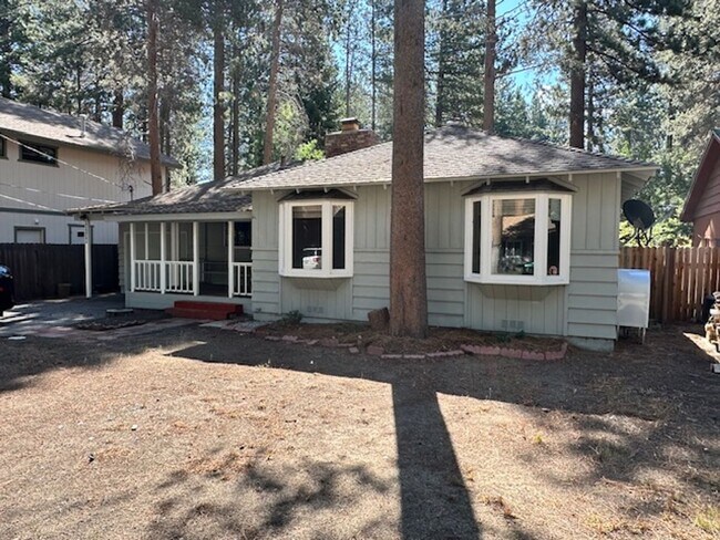 Foto del edificio - Single level home w/ 3Bd and 2 Ba! Availab...