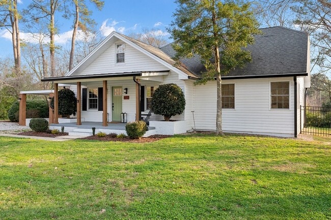 Foto del edificio - Not Your Average Rental: High-End Comfort and Large Fenced Yard in the Heart of Raleigh