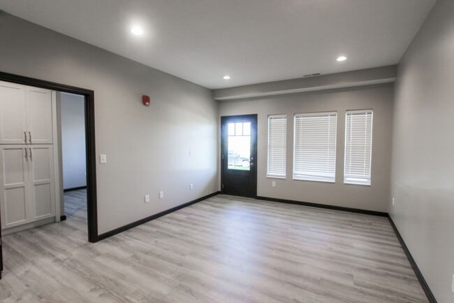 Building Photo - New! Beautiful 1 Bed, 1 Bath Apartment in ...
