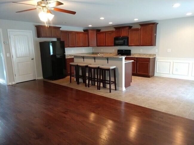 Building Photo - Three Bedroom in a Quaint Neighborhood