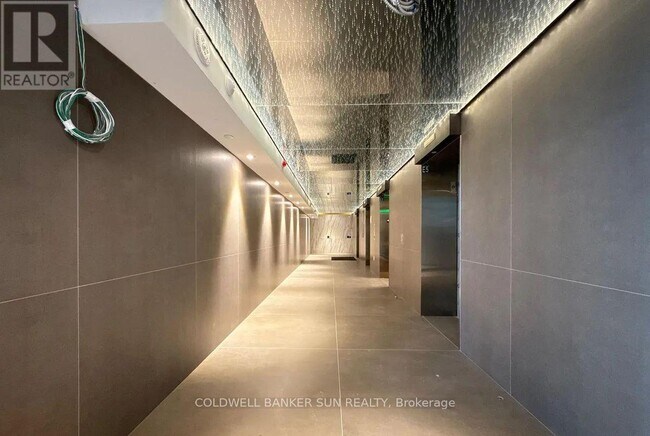 Building Photo - 448 Burnhamthorpe Rd W