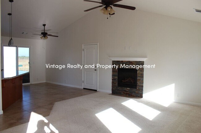 Building Photo - Available Now! Must See 2 Bedroom Home Loc...
