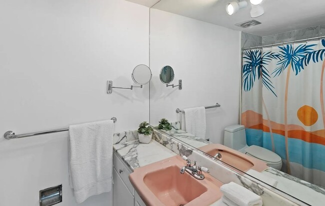 Foto del edificio - Charming La Jolla Condo with Flex 3-Bedroo...