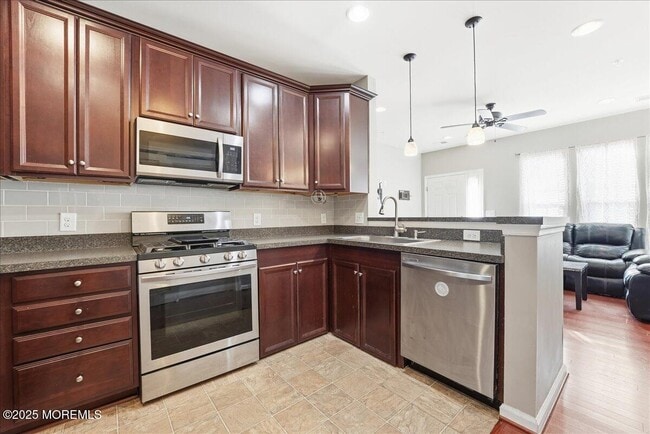 Foto del edificio - 14 Michael Dr