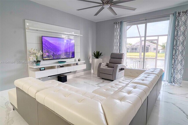 Building Photo - 1261 Presidio Dr