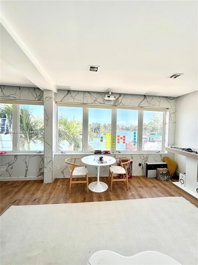 Foto del edificio - 4710 Pine Tree Dr