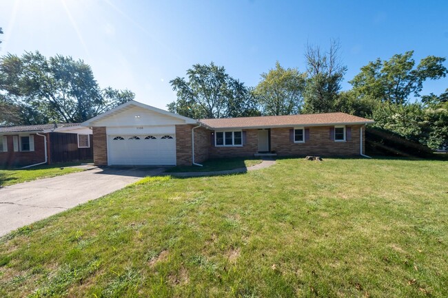 Building Photo - 4 BED / 2 BATH HOUSE IN URBANA W/ LARGE FE...