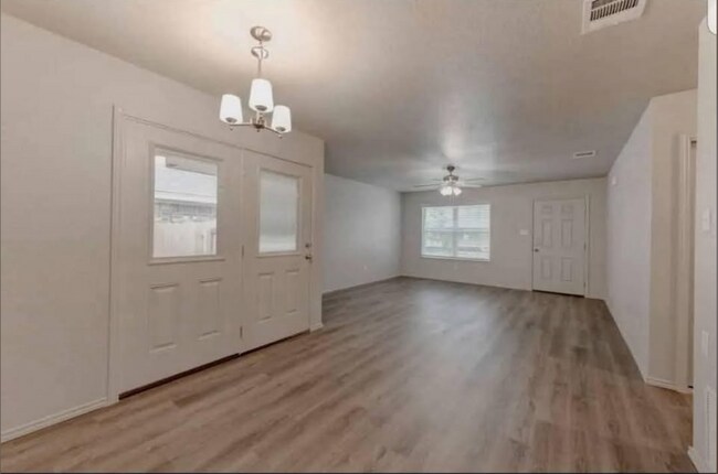 Building Photo - 613 Lost Trl