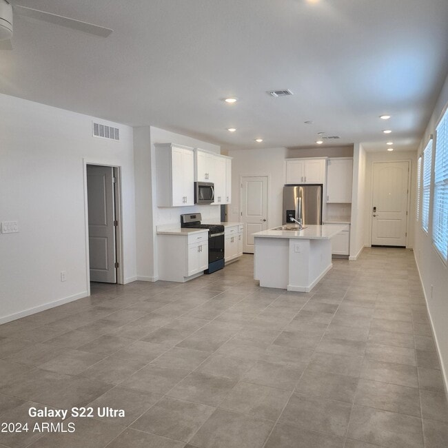 Building Photo - 40150 W Wade Dr
