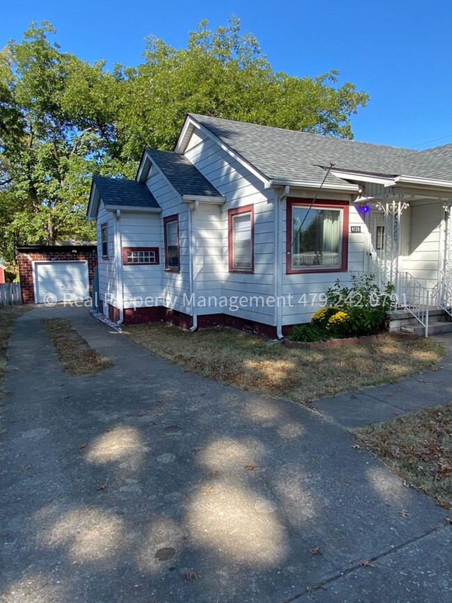 Building Photo - COMING IN MAY! 3 Bed 2 Bath House with Det...