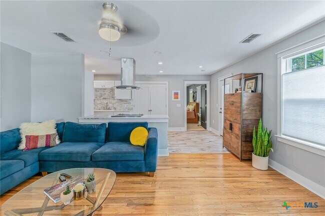 Building Photo - 2404 Oak Crest Ave
