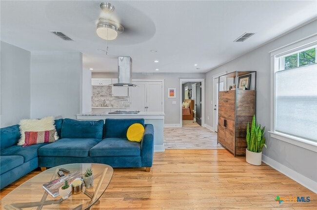 Foto del edificio - 2404 Oak Crest Ave