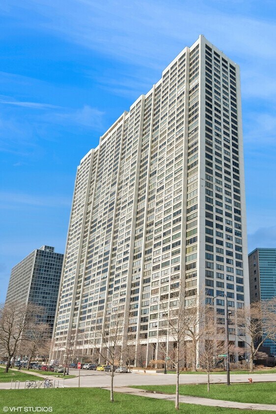 Foto principal - 2800 N Lake Shore Dr