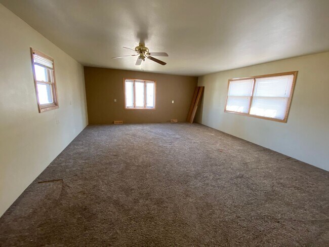Foto del edificio - Spacious 4 bedroom 2 bathroom, pet friendl...