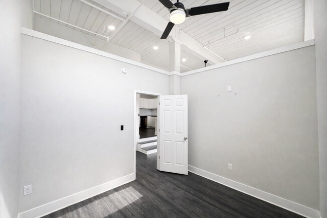 Foto del edificio - Historic Castleberry Hill Condo with Gated Parking and Skyline Views