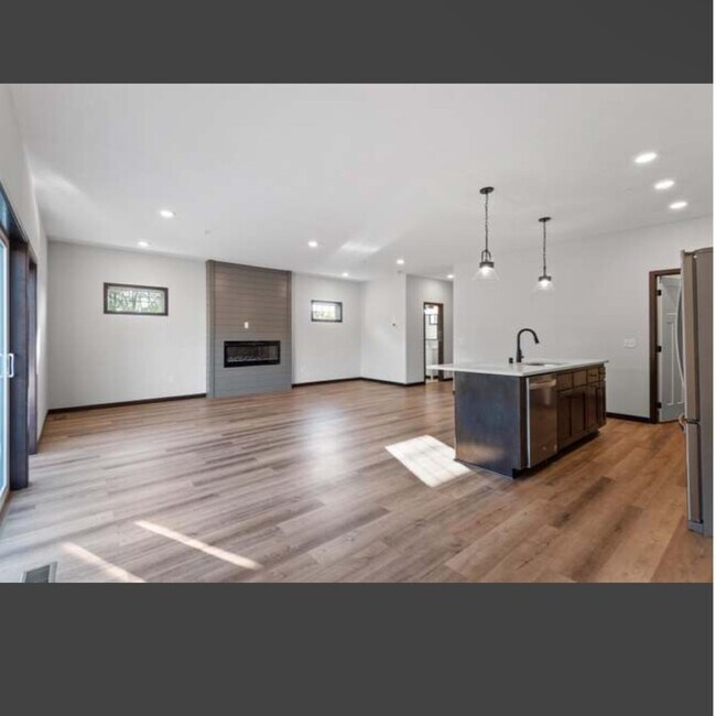 Foto del edificio - 3 Bed | 3 Bath Townhome - Blaine