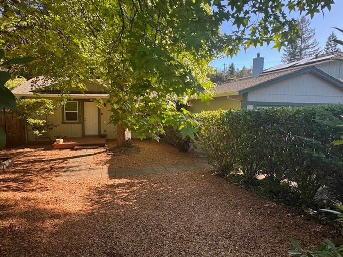 Primary Photo - 3 bedroom 2 bath Home with Vaulted Ceiling...