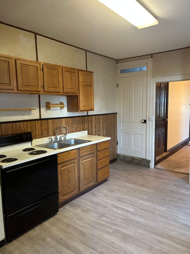 Building Photo - 502 W Main St