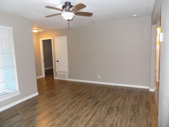 Foto del edificio - 404 Nell Deane Blvd