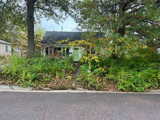 Building Photo - 2 bedroom, 1 bathroom single family home