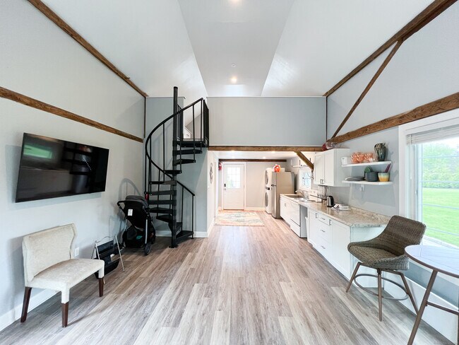 Foto del edificio - 374.5 Grassy Hill Rd