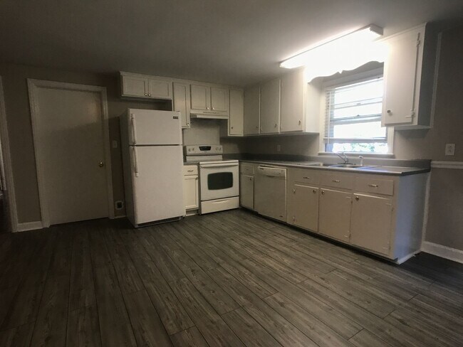 Foto del edificio - Spacious 3 Bed 1.5 Bath Home Near Hunter & Armstrong – No Deposit Special!