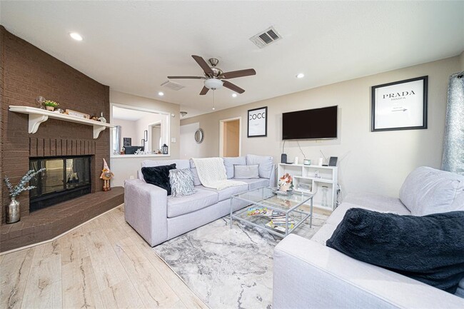 Building Photo - 7527 Oak Village Dr
