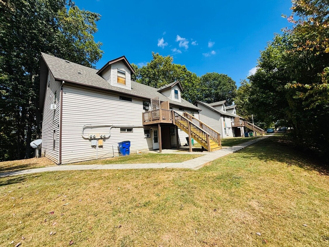 Building Photo - 661 Village Ln