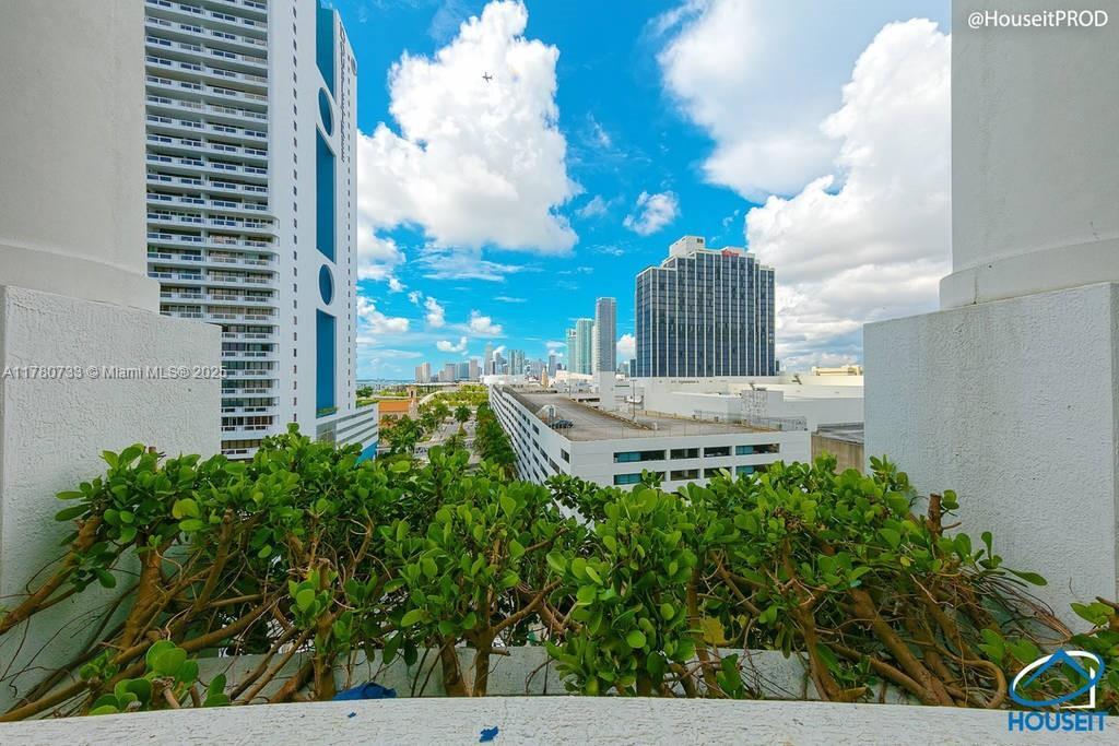 Primary Photo - 1750 N Bayshore Dr