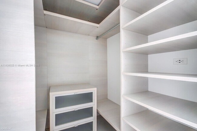Building Photo - 2 br, 2 bath Condo - 88 SW 7th St Luxury r...