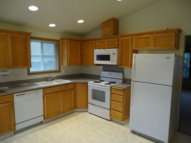 Building Photo - Lovely 3 Bedroom One Level Home on Private...