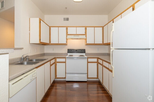 2BR, 2BA - 909SF - Kitchen - Crocker Oaks Apartments