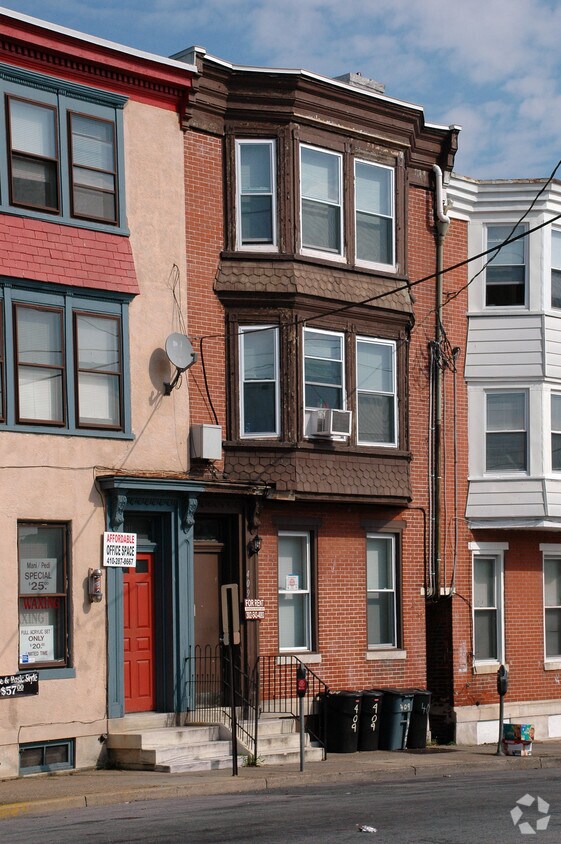 Building Photo - 409 W 8th St