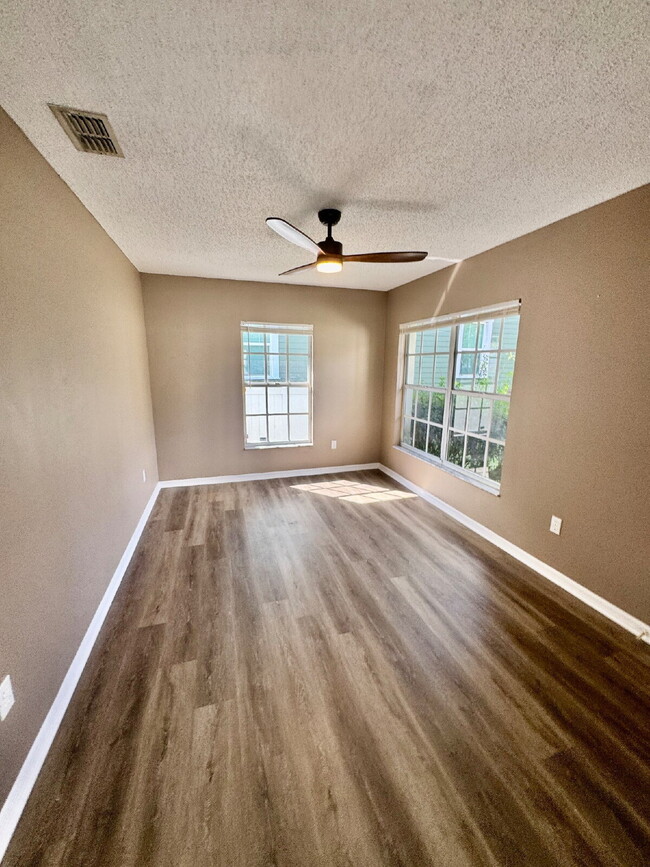 Building Photo - 3 Bed, 2 Bath Tampa Home Walking Distance ...