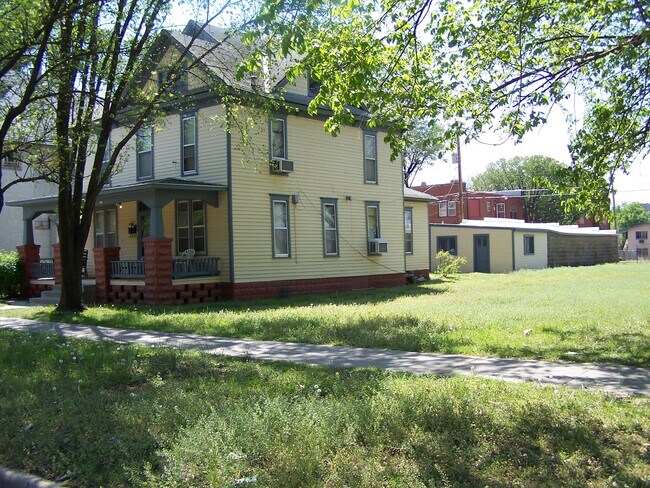 Building Photo - 833 S Topeka St