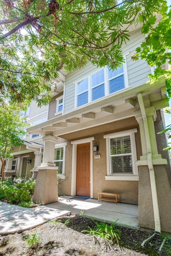 Building Photo - $4060 3 bedroom 2.5 bath Townhome-Unit occ...