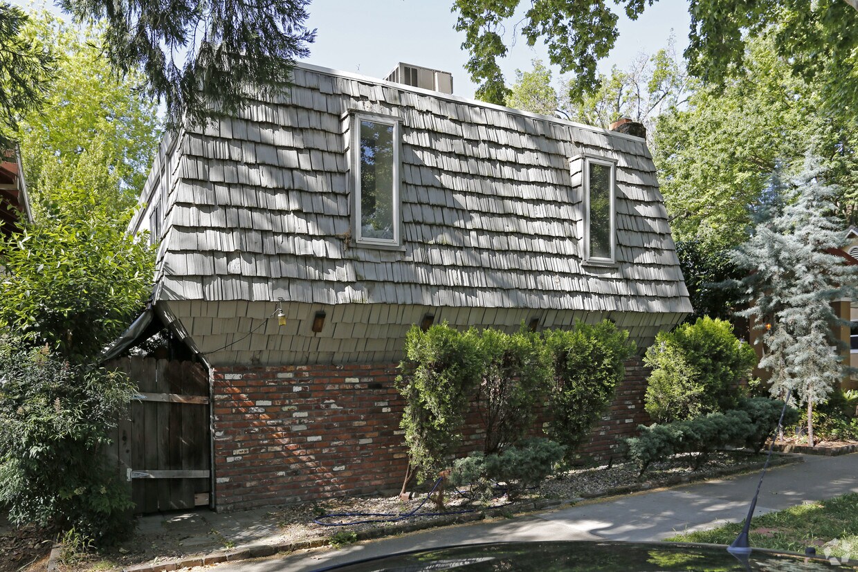 Building Photo - 2410 E St