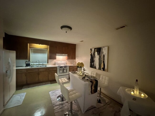Building Photo - Lovely 2 bedroom 1 bath rental close to hospitals and downtown!