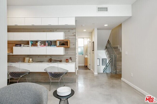 Foto del edificio - 2393 Silver Lake Blvd