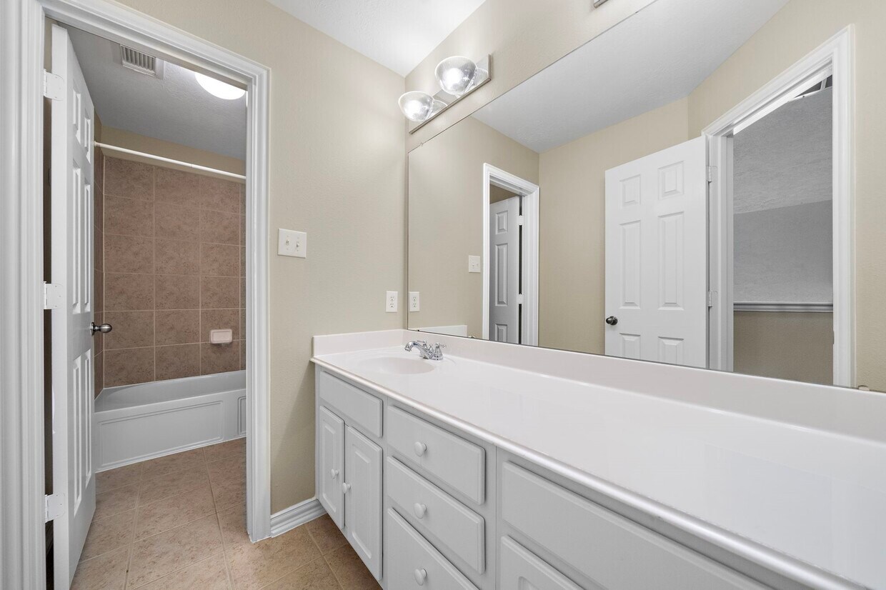 Foto principal - 19335 Lincoln Heights Ln