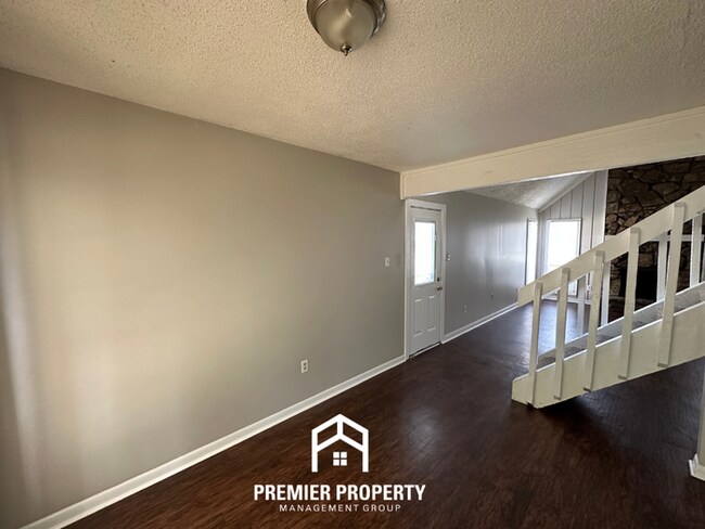 Foto del edificio - Beautiful 3BR/2BA Near Southwind | Soaring Vaulted Ceilings, Fireplace & Fenced Yard