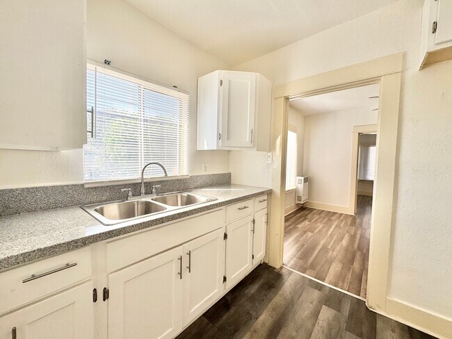 Foto del edificio - 1500 1/2 E. 23rd St-1/2