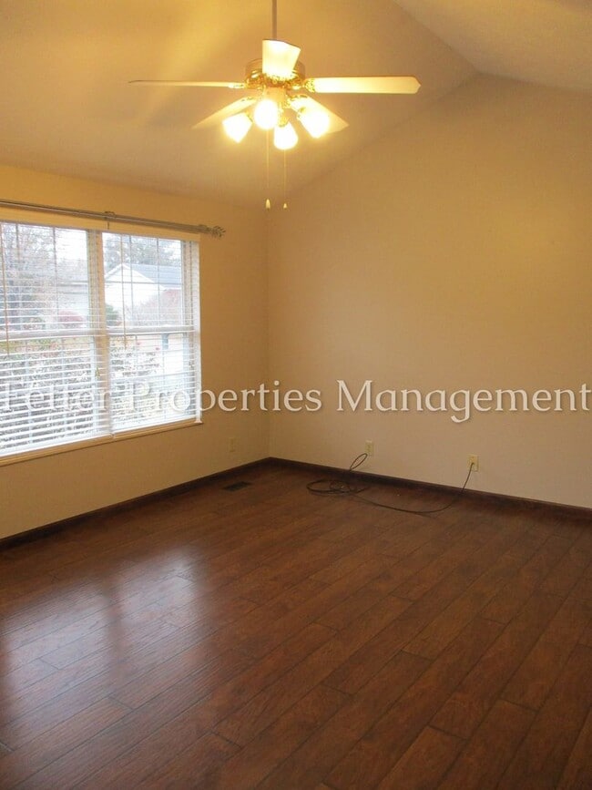 Building Photo - Beautiful Newburgh Home!